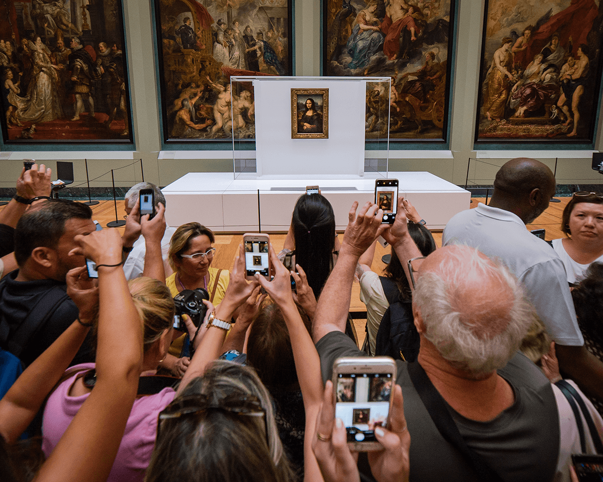 Mona Lisa Surrounded by Crowd
